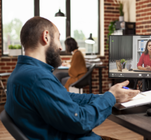 Entretien à distance entre un consultant de REALIZI CONSEIL et un client pour analyser la situation et clarifier les besoins.